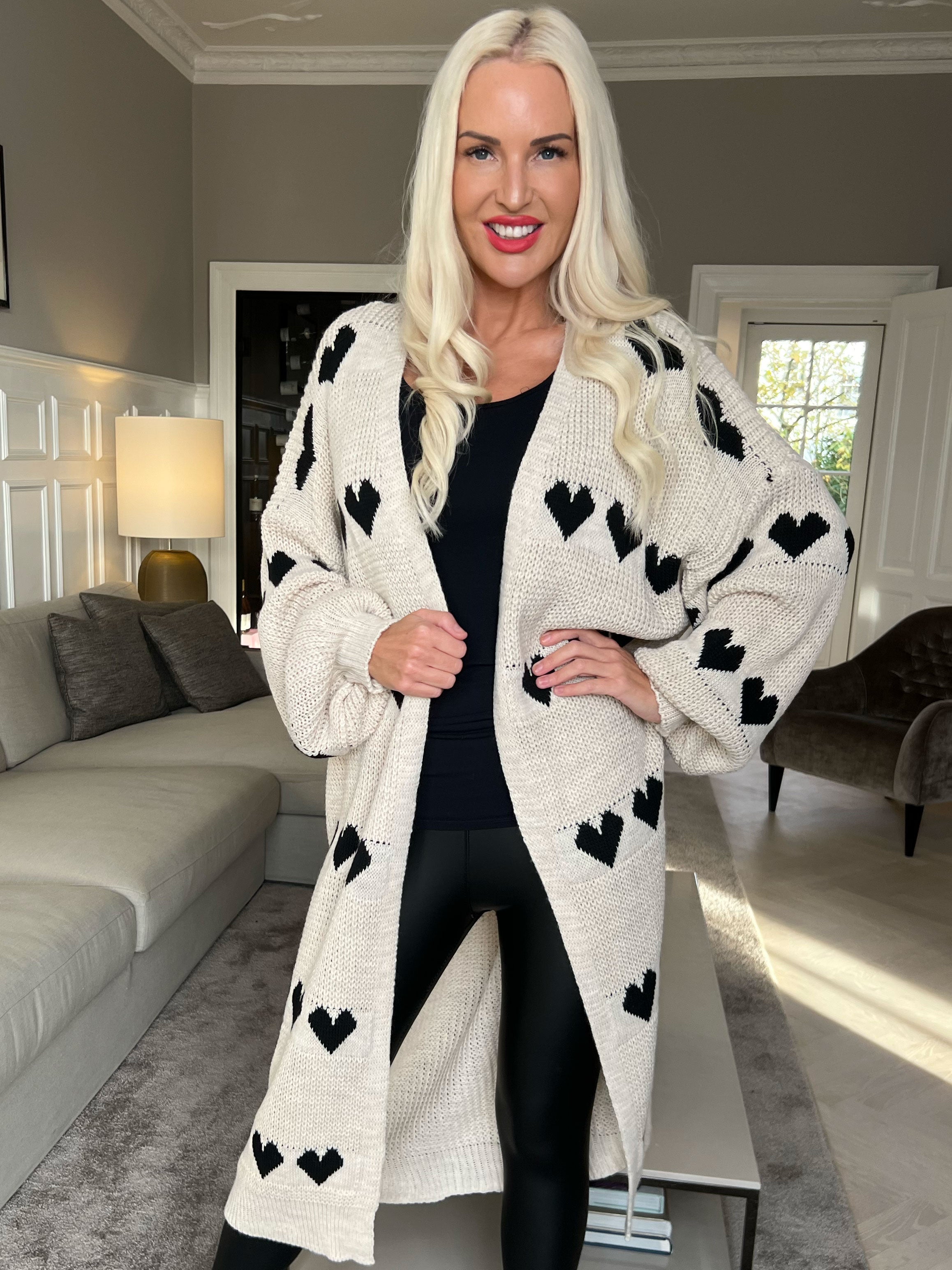 Grace - Lång stickad kofta med hjärtan och ballongärmar